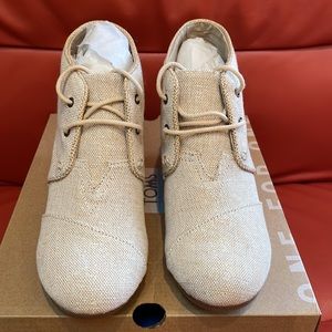 New TOMS Desert Wedge Natural Metallic Linen Bootie, Size 7.5